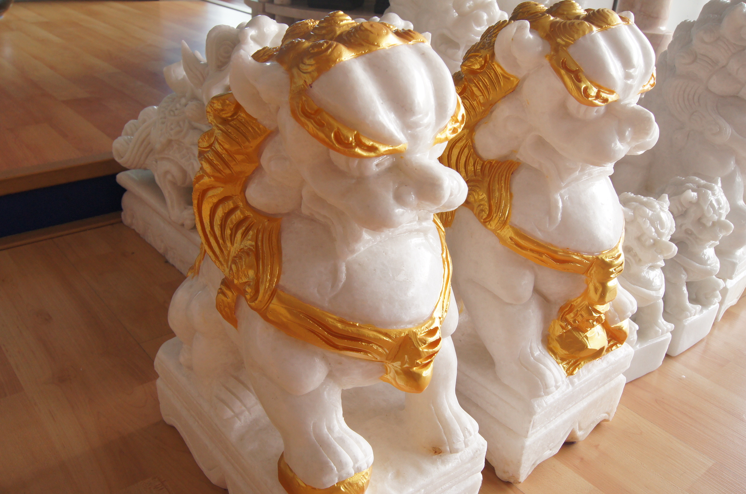 สิงโตปักกิ่งแกะสลักจากหินอ่อน (พ่นสีทอง) ขนาดสูง 40 ยาว 28 กว้าง 16 เซนติเมตร