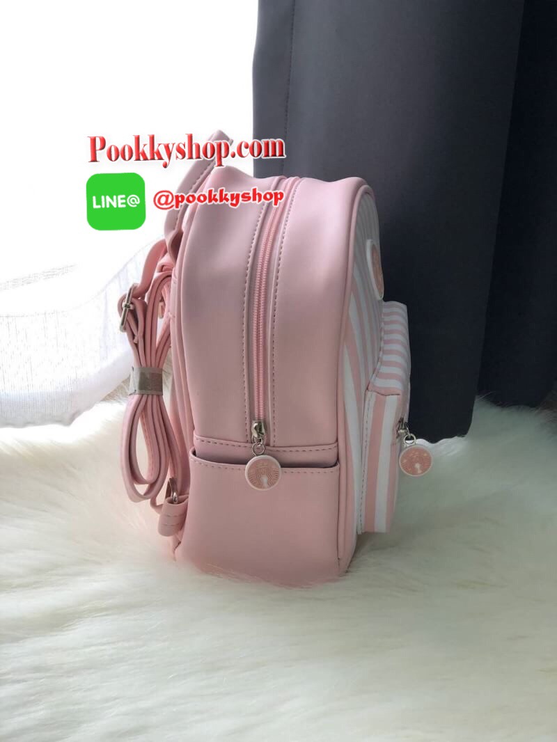 STARBUCKS BACKPACK กระเป๋าเป้สุดน่ารัก ขนาดกำลังพอเหมาะสำหรับใส่ของระหว่างวัน และช่องจัดเก็บอีกหลากหลายรูปแบบ ดีไซน์สวยนับเป็นอีกหนึ่งกระเป๋าเป้ที่พร้อมให้คุณได้สะพายออกไปข้างนอกได้ทุกวันอย่างมั่นใจ เพราะแมทช์เข้ากับทุกลุค รุ่นนี้แนะนำเลยค่า