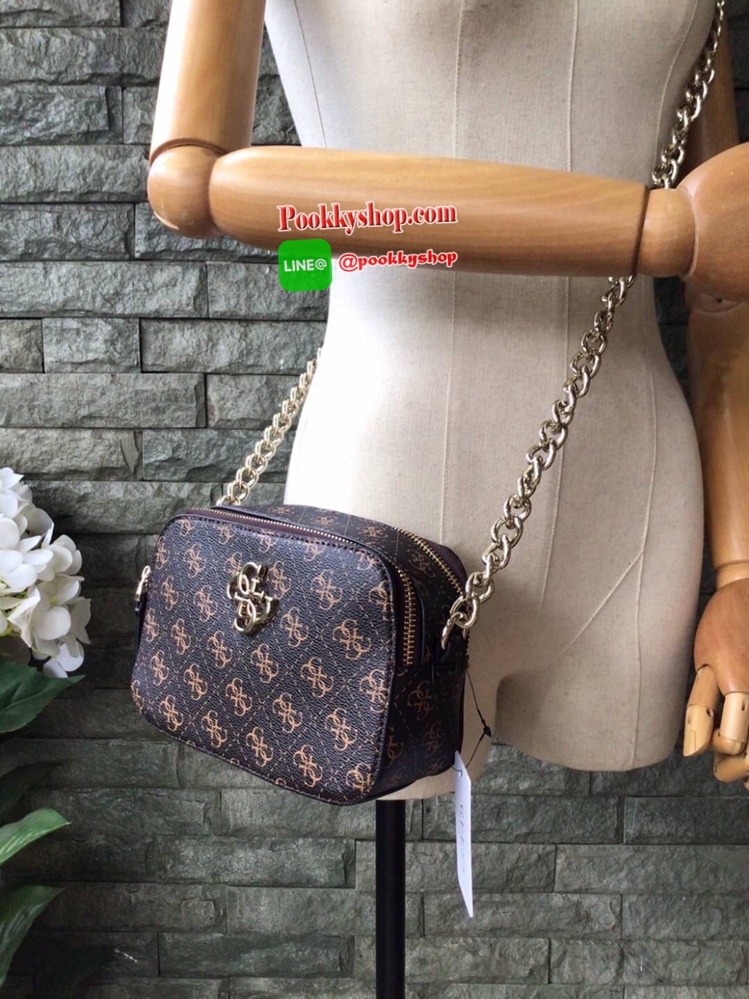 GUESS NOELLE CROSSBODY CAMERA BAG กระเป๋าสะพาย Crossbody รุ่นยอดนิยมหนังเรียบ และ หนังลาย Signature แบรนด์รอบใบ สวยอยู่ทรง ขนาดกำลังดี ด้านหน้ามีโลโก้แบรนด์ เปิดปิดด้วยซิปสะดวกใช้ แบ่งเป็น 2 ช่องซิป ภายในมีโลโก้ซับในลายแบรนด์ ภายในแยกเป็นสัดส่วนใช้งาน ใส่