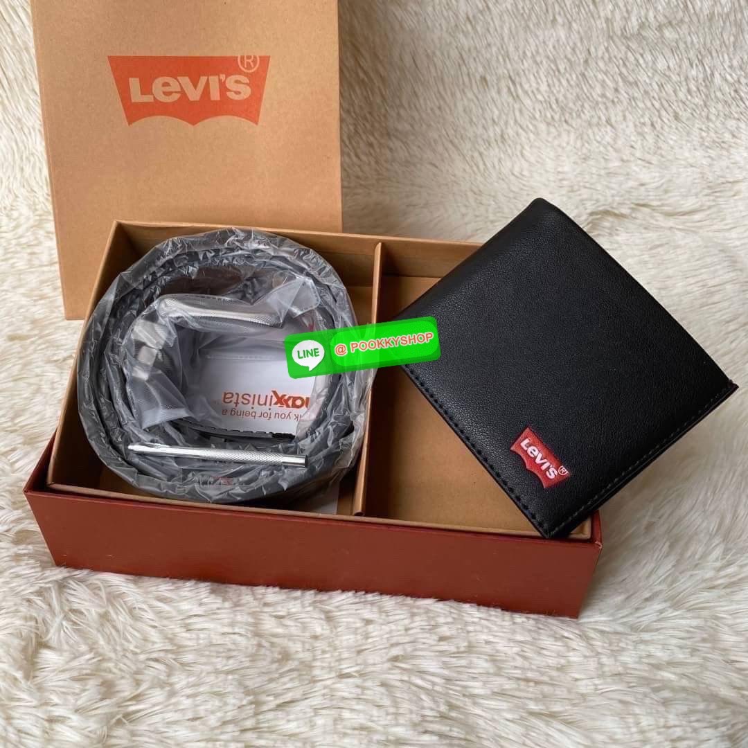 กระเป๋าสตางค์+เข็มขัด Levi's กระเป๋าด้านหน้าปั๊มโลโก้แบรนด์ด้านในมีช่องใส่บัตร และมีช่องใส่ธนบัตร 2 ช่อง ส่วนตัวเข็มขัด Levi's หัวเข็มขัดเป็นแบบลำลอง ด้านหน้าปั๊มอักษรแบรนด์ ตัวสายสีน้ำตาลดำ ด้านหลังปั๊มชื่อแบรนด์ มีแท็กป้ายติดตัวเข็มขัด