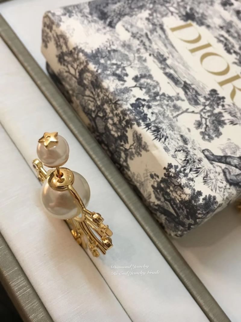 Super Hi-End Quality !!!!! ((เกรด 1:1 ดีที่สุดในท้องตลาด แสตมครบค่ะ)) Dior Tribales Earrings **คอลเลคชั่น Autumn 2019 ใหม่ล่าสุดเลยคร่า** งาน 1:1 เหมือนในช็อปเป๊ะๆ ต่างหูดิออรุ่นใหม่ ล่าสุดชนช็อป ดีไซน์สวยมากๆค่ะ ประดับอะไหล่ทองอย่างดี งานสวยไร้ที่ติดนะคะ