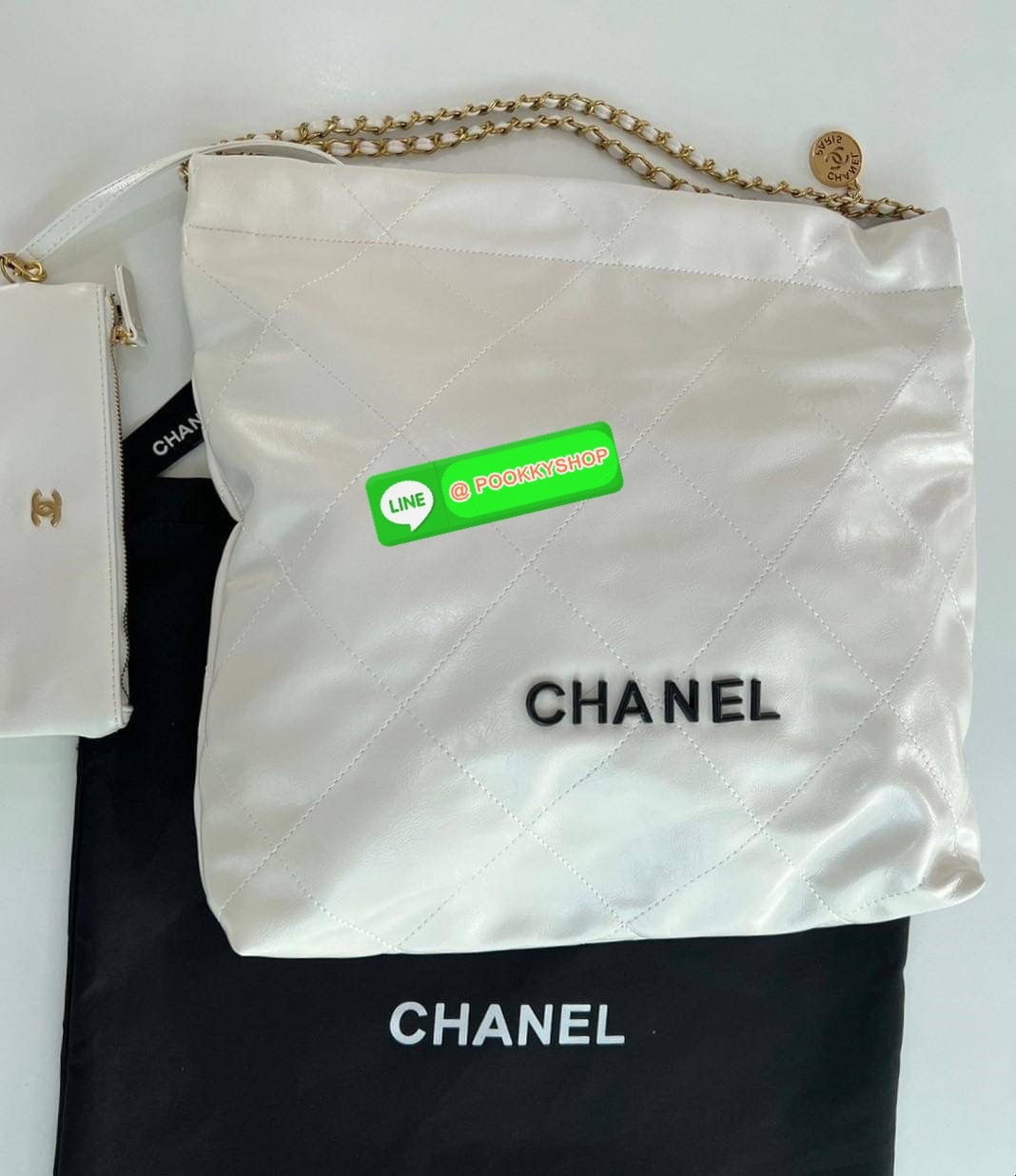 New Arrivals!!! CHANEL BAG VIP GIFT WITH PURCHASE (GWP) พรีเมี่ยมกิ๊ฟสุดหรู วัสดุหนังแกะสังเคราะห์นุ่ม ลื่น มันเงา อะไหล่ทองหรูหรา ไอเท็มมาแรง เกินต้านน ดีเทลเรียบๆแต่หรูหรา ใช้ได้ทุกโอกาศ เปิด-ปิด ด้วยกระดุมแม่เหล็ก ภายในโล่ง มีช่องซิป มาพร้อมใบลูกใส่ตัง