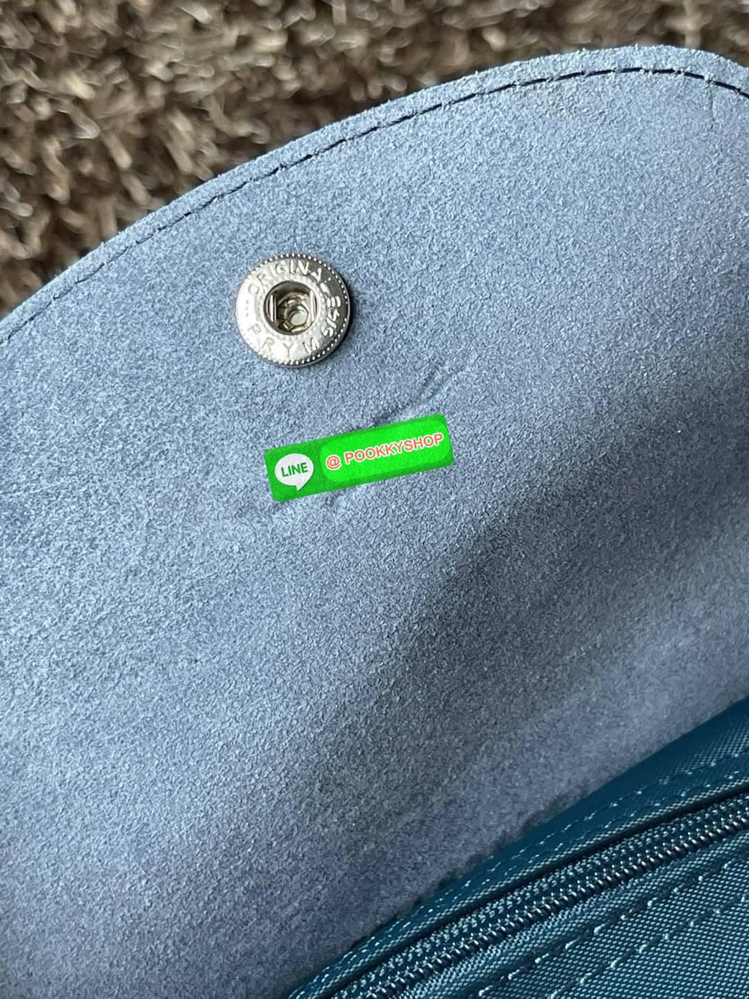 LONGCHAMP LE PLIAGE GREEN Shoulder bag L กระเป๋าโท้ทใบนี้ดึงดูดใจคุณด้วยรูปทรงมินิมอลและปริมาตรที่เพียงพอซึ่งสามารถเก็บเอกสารหรือแล็ปท็อปทั้งหมดของคุณได้อย่างง่ายดาย ด้ามยาวช่วยให้คุณสวมใส่ได้อย่างสบายบนไหล่ ขณะที่การปิดด้วยซิปช่วยให้มั่นใจได้ว่าสิ่งของทั