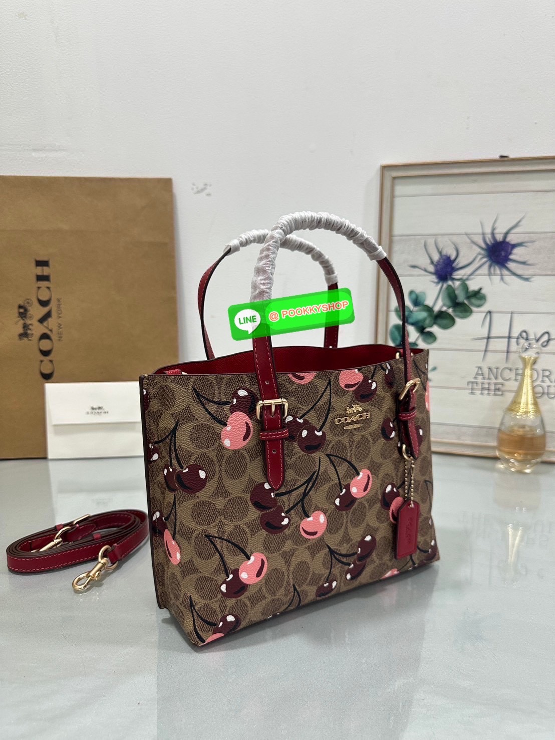 👜Coach CZ772 Mollie Tote Bag 25 In Signature Canvas With Cherry print 🍒 กระเป๋าทรง Tote ลายซิกเนเจอร์พิเศษ ดีไซน์น่ารักสุดคลาสิคมาพร้อมสายสะพายยาวและสายถือ หนังกับตัวกระเป๋าได้อย่างมีเอกลักษณ์ เหมาะสำหรับใส่ของใช้ประจำวัน พร้อมช่องซิปหลักก