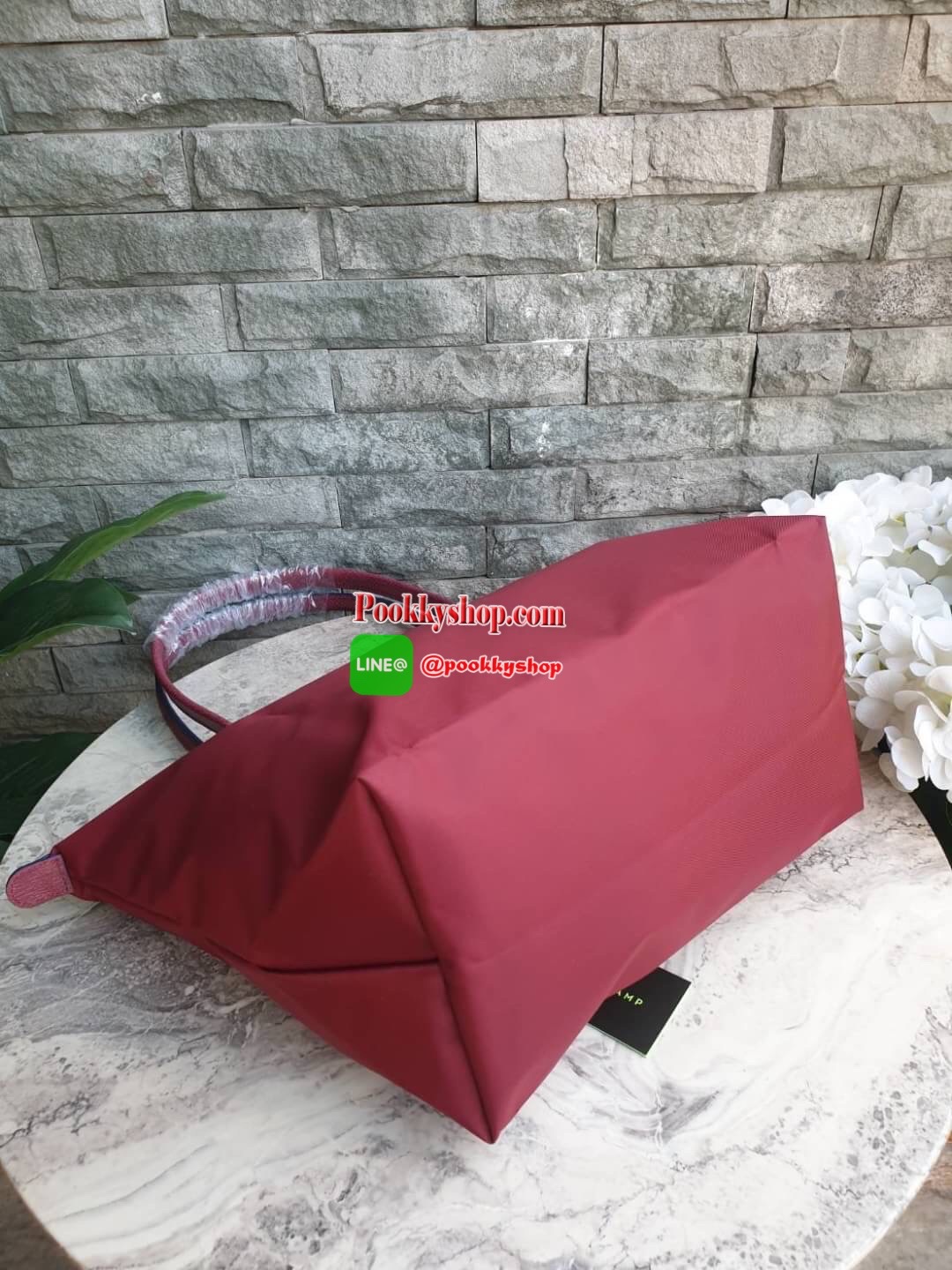 Longchamp Le Pliage Club Tote Bag Size L หูยาว วัสดุเนื้อผ้า Nylon Canvas เคลือบกันนำ้ ตัดด้วยหนังแท้ที่มีน้ำหนักเบา ดีไซน์เรียบง่ายแต่เต็มไปด้วยความคลาสสิก จนเป็นที่ชื่นชอบไปทั่วโลก Longchamp ปรับโฉม LE PLIAGE ด้วยการปักลายรูปม้า-ตราสัญลักษณ์ของแบรนด์บนผ