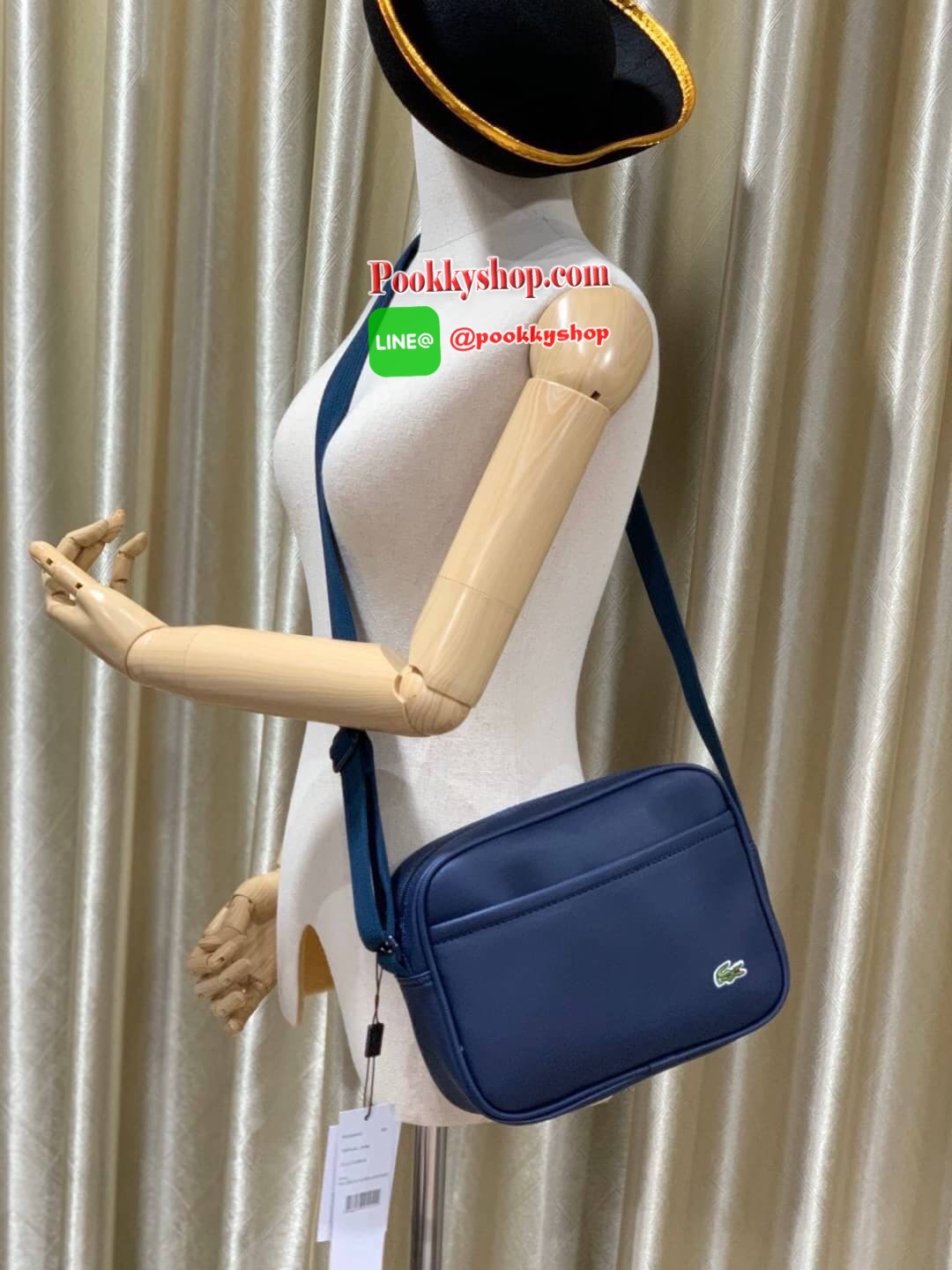 ลาคอส Classic Shoulder Bag Crossbody Bag กระเป๋าสะพายที่สามารถสะพายได้ทั้งสายคู่และสายเดี่ยว รูปทรงกว้างในลักษณะแนวนอน ใส่กระเป๋าสตางค์ยาว มินิไอแพคได้วัสดุpvc100% กันน้ำได้ เปิดปิดด้วยซิปเดียวใช้งานง่าย ด้านหน้ามี1ช่องใช้งานเสียบมือถือหรือของจุกจิกได้