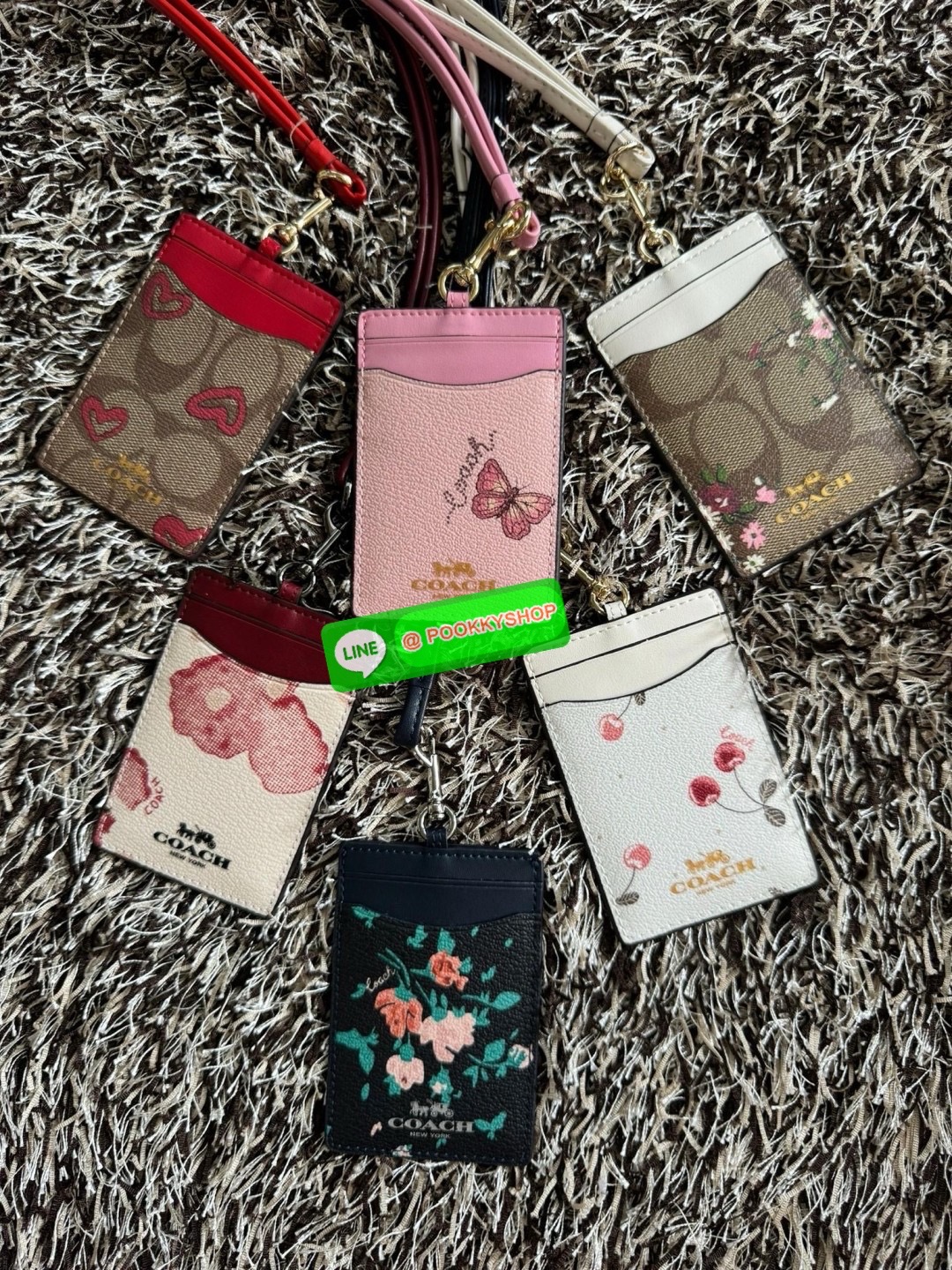 Coach Lanyard In Signature สายคล้องบัตรสุดชิคที่สาวๆออฟฟิต นักเรียนนักศึกษาควรต้องมี ด้านหน้า สามารถใส่บัตรเห็นรูปได้ 1 ใบ และใส่บัตรต่างๆเพิ่มได้อีกถึง 3 บัตรด้วยกัน สามารถถอดสลับสายได้