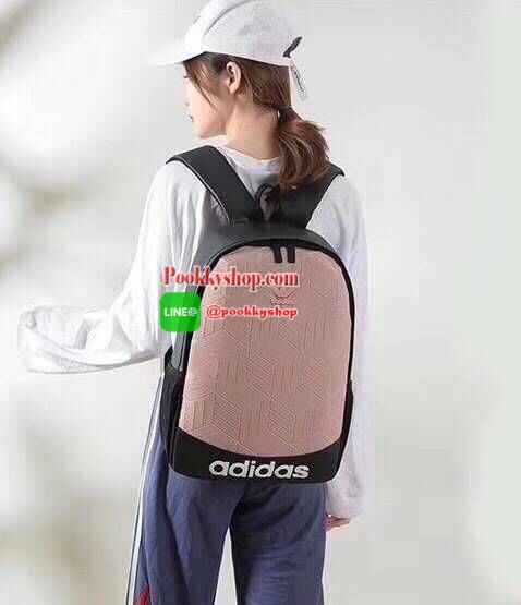 Adidas Originals 3D Backpack กระเป๋าสะพายหลัง 3D ลุคสุดล้ำของกระเป๋าสะพายหลัง ที่มาพร้อมช่องกระเป๋าซิปและลายพิมพ์สามมิติแบบอสมมาตร ดูดีมีสไตล์ด้วยการใช้วัสดุเลียนแบบหนังที่ทันสมัย ให้คุณมีพื้นที่มากขึ้นในการจัดเก็บ ด้วยช่องกระเป๋าด้านในหลายช่องสำหรับเก็บโ