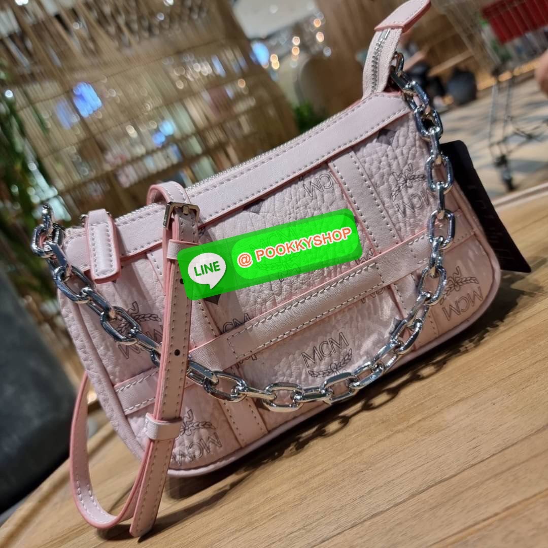 MCM MINI DELMY SHOULDER BAG จัดหนักจัดเต็ม!! ที่สุดของรุ่นที่ฮอตหนักมาก คอลเลคชั่นที่ยอดขายดีตั้งแต่วันแรกที่ลง shop ด้วยรูปทรงที่กะทัดรัด ตอบโจทย์ได้ทุกลุค ทุกไลฟ์สไตล์ ใช้งานได้ง่ายคล่องตัว กระเป๋าสะพายทรงพอช ที่มาพร้อมสายโซ่คล้องด้านหน้า และสายหนังครอส