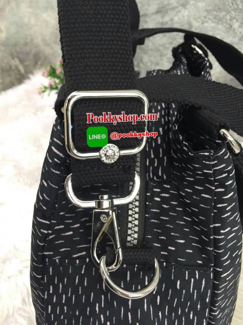 Kipling กระเป๋าสะพาย รุ่น Elysia กระเป๋าสะพาย KIPLING มาพร้อมดีไซน์ทันสมัย และสามารถใช้งานได้อย่างดี เข้ากับทุกการแต่งตัว โดดเด่นด้วยพื้นที่ภายในและช่องต่างๆ ที่ให้คุณจัดเก็บของสำคัญได้ครบถ้วน สามารถสะพายได้หลายแบบ ตามที่คุณต้องการ - สายสะพายสามารถปรับและ