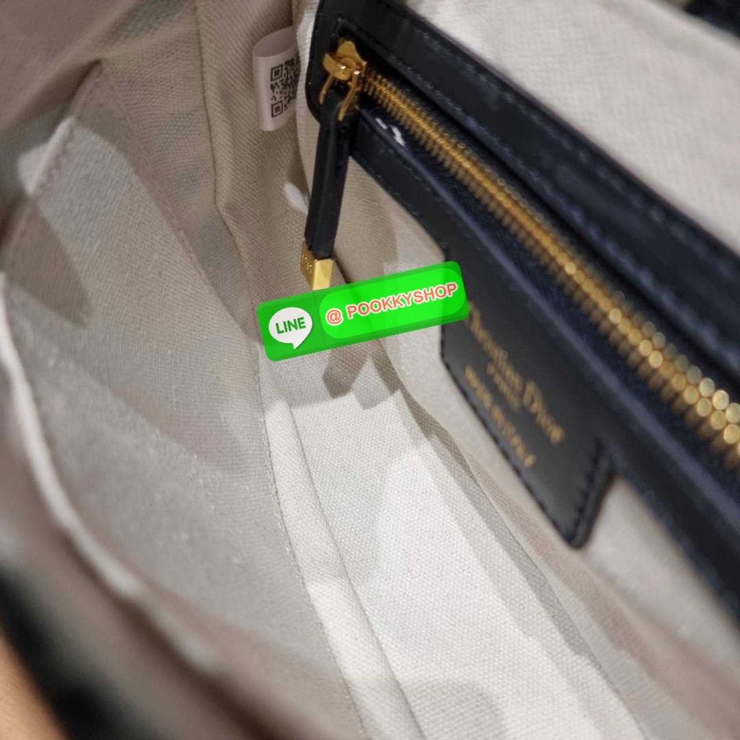 กระเป๋าสะพายทรงสวย ดีไซน์โลโก้โดดเด่นและหรูหรา ดีเทลดูดีมีกิมมิคในตัว