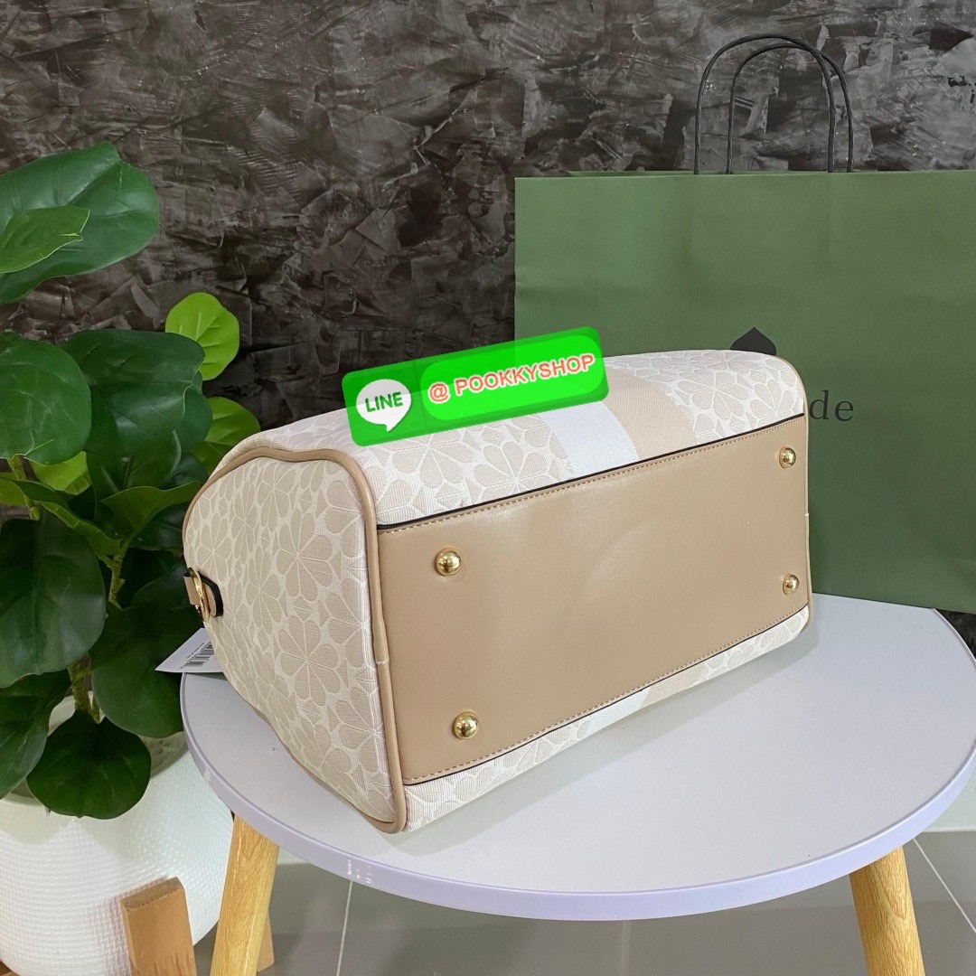 KATE SPADE NEW YORK SPADE FLOWER JACQUARD MANHATTAN DOCTORS BAG กระเป๋าถือหรือสะพายใบใหญ่ทรงหมอน โดดเด่นด้วยลวดลายเอกลักษณ์ทั้งใบ ด้านหน้าตกแต่งด้วยชื่อแบรนด์ เปิด-ปิดกระเป๋าด้วยซิปคู่ ด้านในโล่งกว้าง จุของได้เยอะมากค่ะ มีช่องซิปเล็กและช่องใส่ของจุกจิกค่ะ