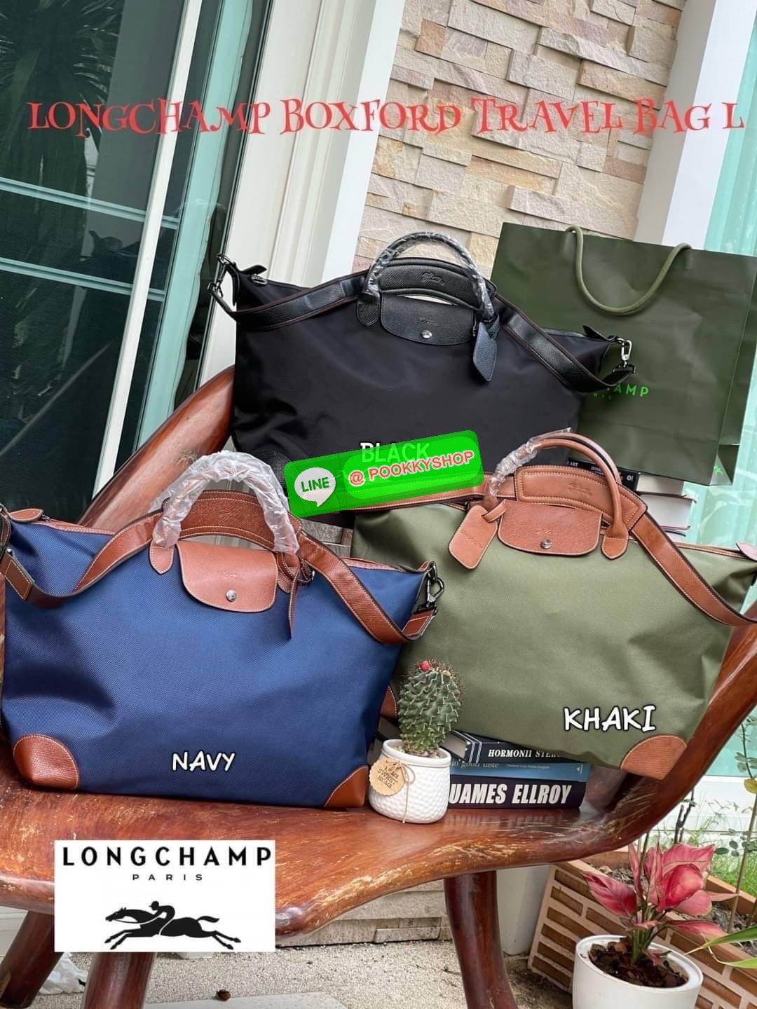 💕 LONGCHAMP BOXFORD TRAVEL BAG L กระเป๋าเดินทางขนาดใหญ่ มาพร้อมสายสะพายที่สามารถถอดได้ ให้คุณเลือกสะพายไหล่หรือถือได้ มีซิปรูดเปิดปิดกระเป๋าที่ให้คุณมั่นใจได้ว่าคุณจัดเก็บไอเท็มของคุณได้อย่างมิดชิด บ็อคฟอร์ด (BOXFORD) สะท้อนความเป็นเอกลักษณ์ของแบร