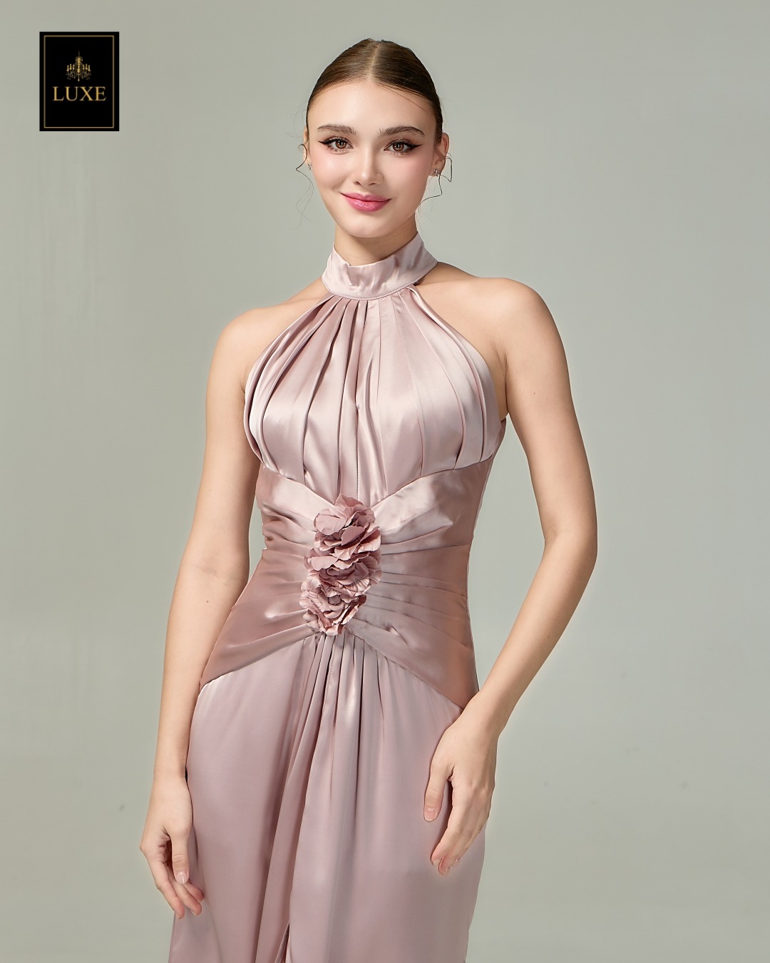 แม็กซี่เดรสเสื้อคอกลมแขนกุด กระโปรงผ่าหน้าขา