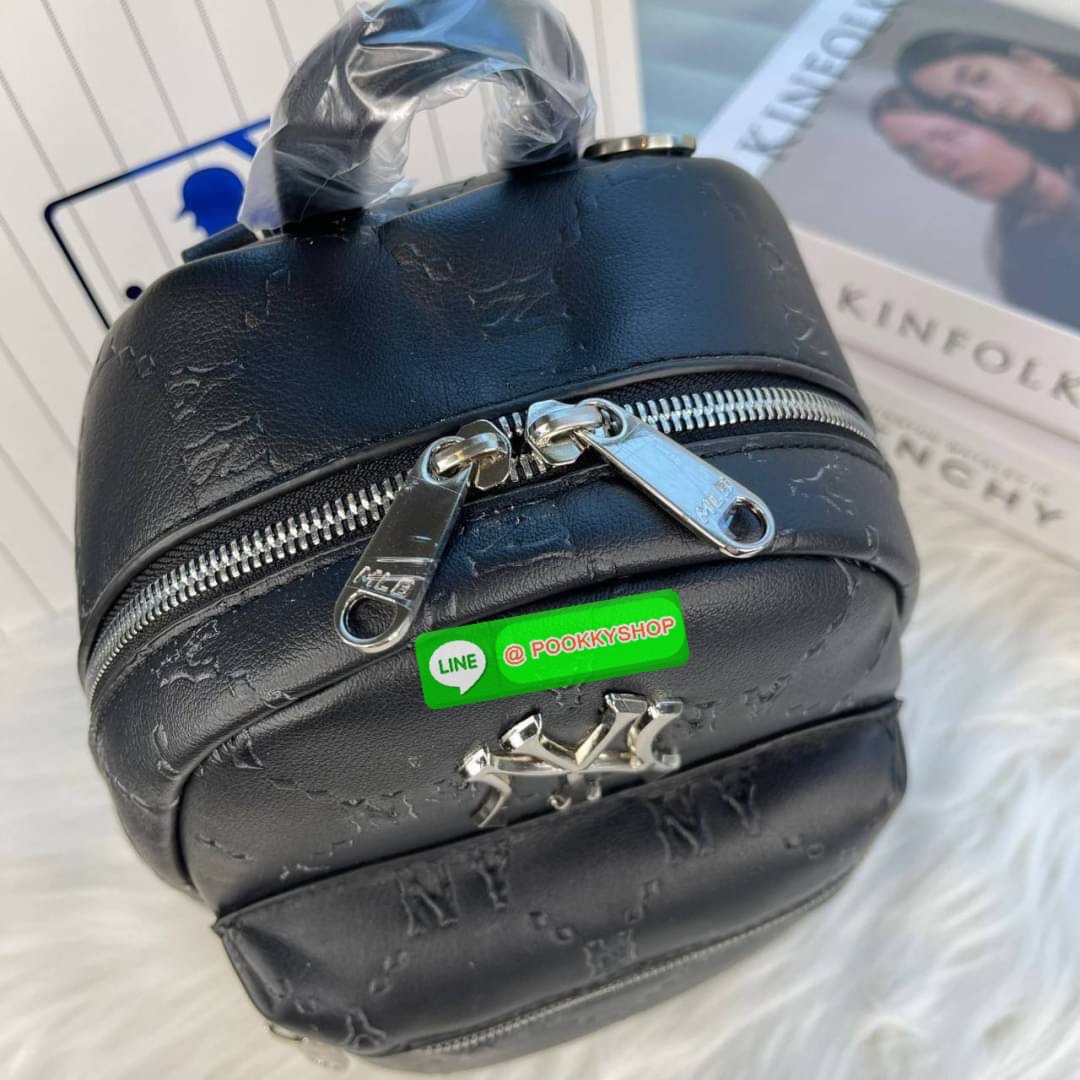 MLB กระเป๋าเป้ วัสดุหนังนิ่ม เปิดปิดด้วยซิปคู่ มี 3 ช่องใช้งาน สายสะพายหลัง ปรับระดับได้