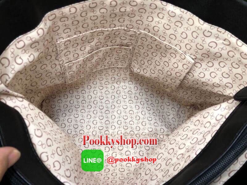 New Rare item !!! GUESS LOS ANGELES TOTE BAG พร้อมส่ง สินค้าหายากค่ะ !!! กระเป๋าถือทรง Tote วัสดุหนังนิ่มมือมากค่ะ ตัวกระเป๋าพิมพ์ลาย signature brand ทั้งใบ เพิ่มความหรูด้วยอะไหล่โซ่มาให้ที่ด้านหน้า ปากกระเป๋ากว้าง ภายในกระเป๋าแบ่ง3ช่องใหญ่ แต่ละช่องกว้าง
