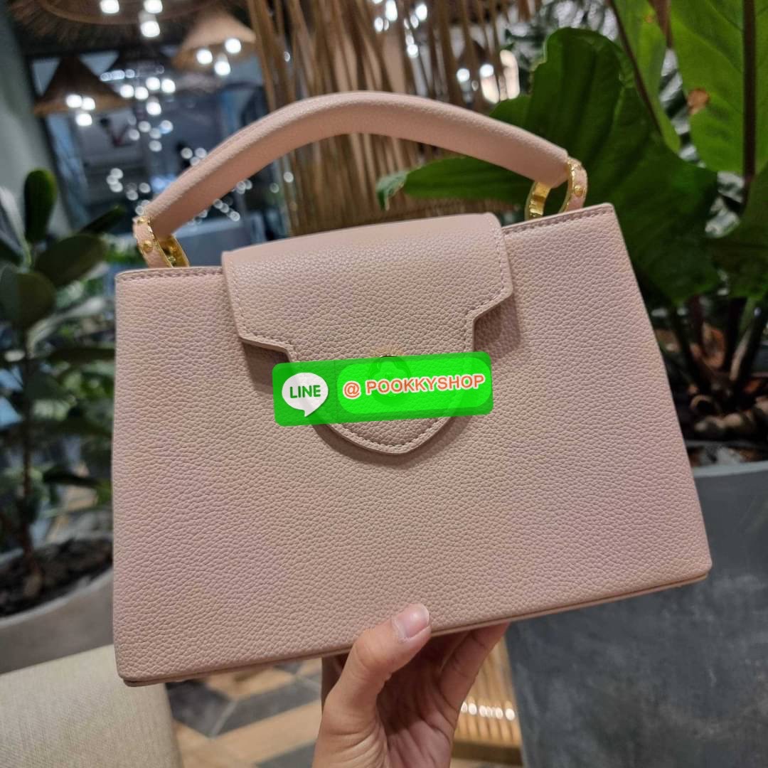 NEW IN!! LV capucines top handle วีไอพีพรีเมี่ยมกิ๊ฟจากเคาน์เตอร์ ที่สุดของความสวยในราคาเบาๆ กระเป๋าถือสุดหรู ดีไซน์ทรงคลาสสิค พร้อมลวดลายหรูหรา มาพร้อมหูจับในตัว ด้วยรูปทรงวินเทจและวัสดุหนังลูกวัว สัมผัสดี ขับผิว ทำให้ไอเท็มนี้สะกดทุกสายตาจริงๆ และยังมีล