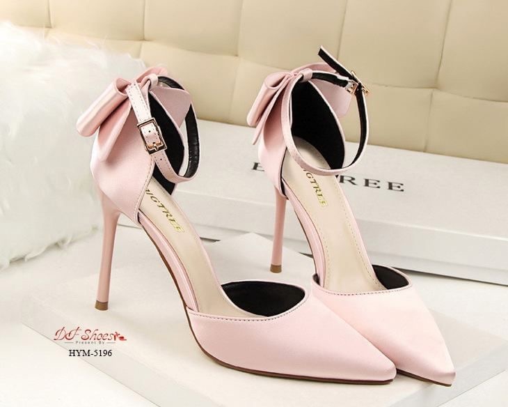 สินค้าพร้อมส่ง รองเท้าส้นสูงหัวแหลมรัดข้อนำเข้า วัสดุหนัง PU บุผ้าซาตินด้านนอก ดีไซน์โบว์ด้านหลัง เรียบหรู งานคุณภาพดีมาก งานจริงเหมือนรูป แมทง่ายกับทุกชุด ใส่ออกงานก็สวยหรูค่ะ