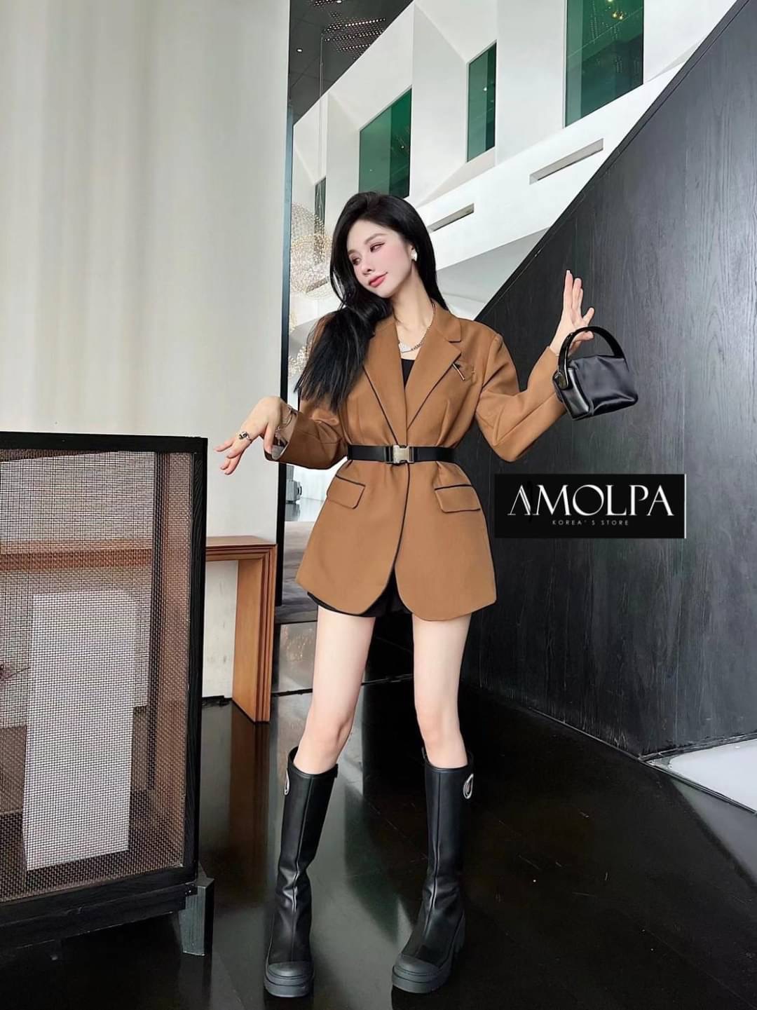 ตัวเสื้อเป็นสูท BLAZER งาน PRADA WITH BELT ด้านหน้าแต่งกระดุม มีกระเป๋าล้วงด้านหน้า งานดีมากกก ผ้าอย่างหนัก มีซับในในตัว งานเนี๊ยบ *** งานการันตรี คุณภาพดีสุดๆคะ*** งานดีแบบนี้สาวๆทราบแล้ว รีบจองด่วนก่อนหมดน้ะจ้าา ป้าย Tag PRADA