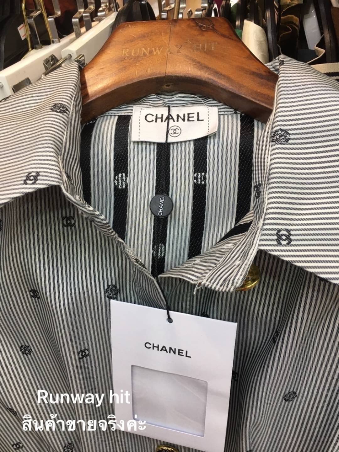 ใหม่ล่าสุด collection Chanel 2022 dress ทรงสวยผ้า jacquard ลายเส้น ปักลายlogo cc และดอก คามืเลียตามแบบฉบับ Chanel กระดุมปั๊ม เป๊ะทุกจุด ผ้าทิ้งตัวมีน้ำหนัก cutting เนี้ยบ งาน high end ห้ามพลาด