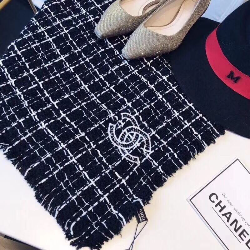 ราคานี้หาซื้อที่ไหนไม่ได้แล้ว พลาดแล้วจะเสียใจพูดเลยยคร้าา!! ของถูกและดีมีที่ร้านนี้จริงๆค่ะ Brand: CHANEL New ARRIVAL ผ้าคลุมไหล่ ผ้าพันคอ CHANEL คอเลคชั่นใหม่ปี 2018 ผ้า wool เนื้อดี เนื้อหนา นุ่ม ทอลาย ปักรูปสัญลักษณ์แบรนด์ ลายคมชัดค่ะ หนาวนี้ห้ามพลาดน