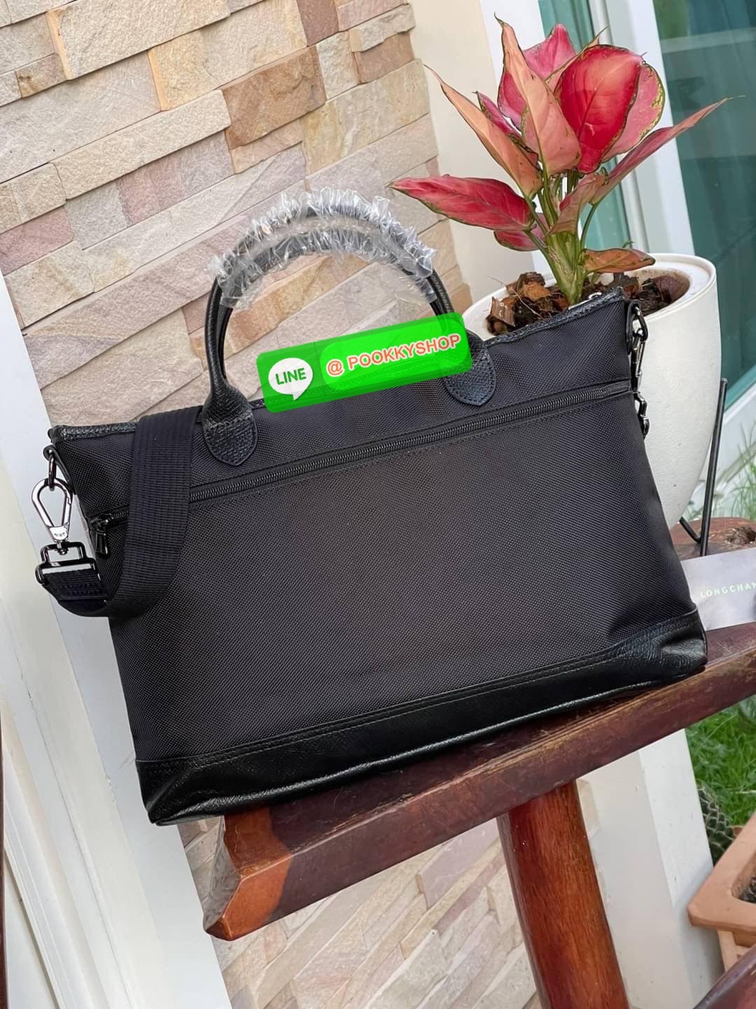LONGCHAMP BOXFORD TRAVEL BAG M กระเป๋าเดินทางขนาดกลาง มาพร้อมสายสะพายที่สามารถถอดได้ ให้คุณเลือกสะพายไหล่หรือถือได้ มีซิปรูดเปิดปิดกระเป๋าที่ให้คุณมั่นใจได้ว่าคุณจัดเก็บไอเท็มของคุณได้อย่างมิดชิด บ็อคฟอร์ด (BOXFORD) สะท้อนความเป็นเอกลักษณ์ของแบรนด์ที่เปี่