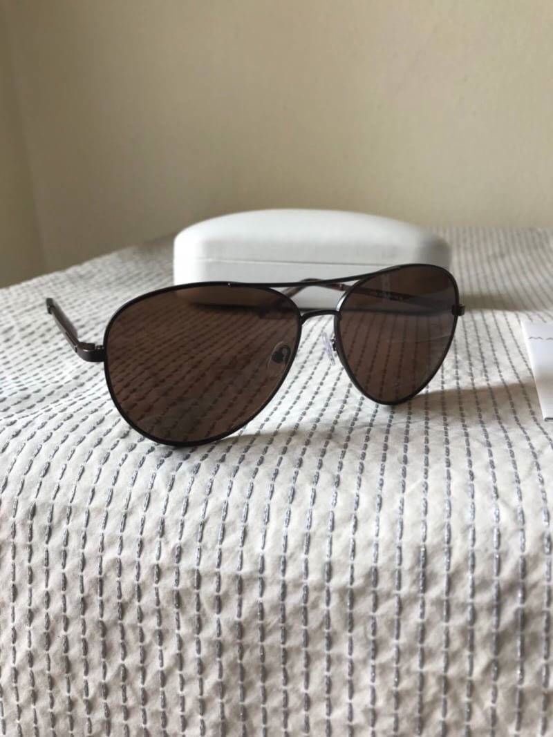 Calvin Klein แว่นรุ่นนี้ สวยมากๆ อุปกรณ์กล่องและผ้าเช็ดแว่น