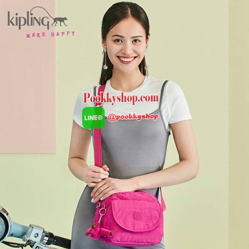 พร้อมส่ง KIPLING mini handbag k15313 กระเป๋าสะพายสุดน่ารัก ด้วยทรงกระเป๋าที่แสนจะน่ารัก มีความโค้งมน ขนาดกำลังดี ใช้งานง่ายๆในทุกวันของคุณ มีช่องด้านหน้าเปิดปิดง่ายด้วยตีนตุ้กแก และช่องอเนกประสงค์ปิดมิดด้วยซิป พร้อมพวงกุญแจน้องลิงอันเป็นเอกลักษณ์ของแบรนด์