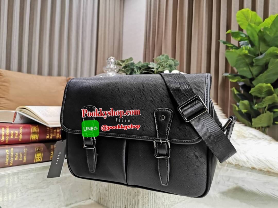 NEW ARRIVAL! PEDRO SAFFIANO MESSENGER BAG รุ่นใหม่ชนช็อปจาก Pedro แบรนด์ดังการันตรีคุณภาพด้วยเครือ Charles&Keith วัสดุหนัง Saffiano สวยหรูอยู่ทรงแข็งแรงไม่ย้วยเปิดปิดด้วยฝาปิดกระดุมแม่เหล็กพร้อมซิปด้านในสะดวกใช้ ด้านหน้าและด้านหลังยังมีช่องใส่ของ ขนาดกำลั