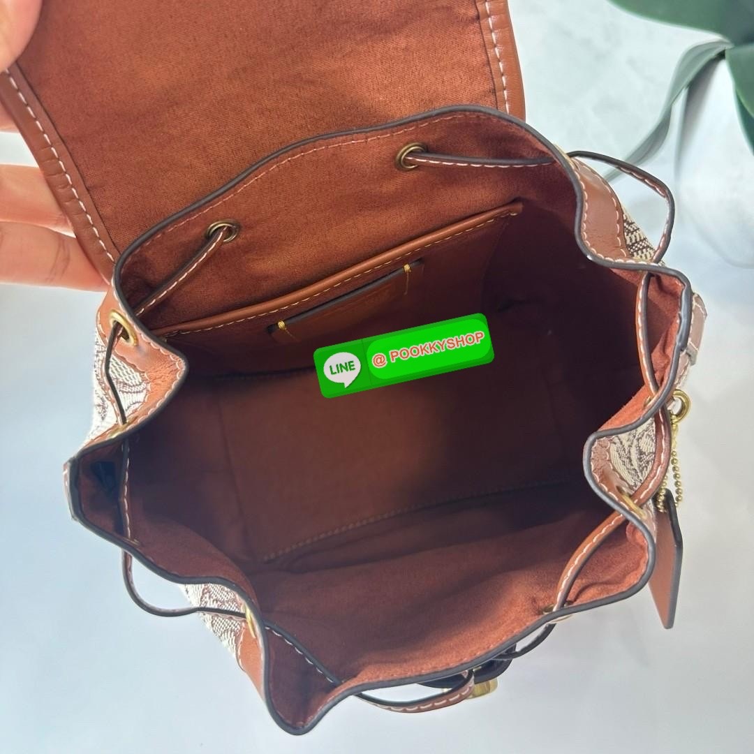 COACH RIYA BACKPACK 21 IN SIGNATURE TEXTILE JACQUARD (CH591) 🔖กระเป๋าเป้ดีไซน์ใหม่ไซส์มินิน่ารัก 🔖วัสดุ ผ้า jacquard ทอลาย ตัดสลับหนังแท้ 🔖 เปิด-ปิดแบบกระดุม ปากกระเป๋าสามารถกดล็อคเปิดปิดและมีเชือกรูดอีกชั้น ภายในโล่งกว้างใส่ของได้