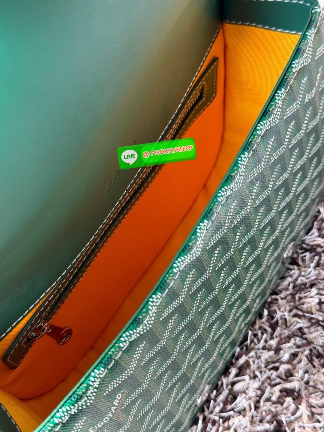 Goyard Belvedere Messenger ถูกออกแบบให้มีน้ำหนักเบาเพื่อความคล่องตัวสามารถใส่สิ่งของ ได้อย่างสบายและถือได้ว่าเหมาะอย่างยิ่ง สำหรับการใส่หลากหลายโอกาสด้วยสายสะพายแบบสะพายข้าง และฝาปิดกระเป๋าทั้งสองฝั่งที่แน่นหนา และยังมีการเพิ่มลูกเล่นด้วย ช่องใส่ของทางด้า