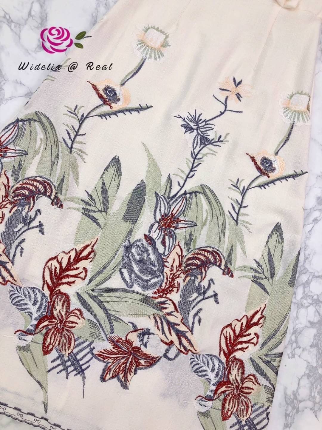 Dress เดรสสายเดี่ยวตัวยาวแสนสวย งานปักนะคะ ปักมาได้สวยงามมากๆ เนื้อผ้าอย่างดีมีความหนาพอประมาณ ช่วงสายปักร้อยครีสตัล ลวดลายของผ้าสวยหรูไฮโซสุดๆ งานเกรดพรีเมี่ยม งานสวย ทรงเป๊ะ คัตติ้งเนี๊ยบ รุ่นนี้แนะนำเลยจ้าโทนสีนี้ใส่แล้วดูแพงมากๆน๊า รับรองใส่ออกมาไม่ผิ