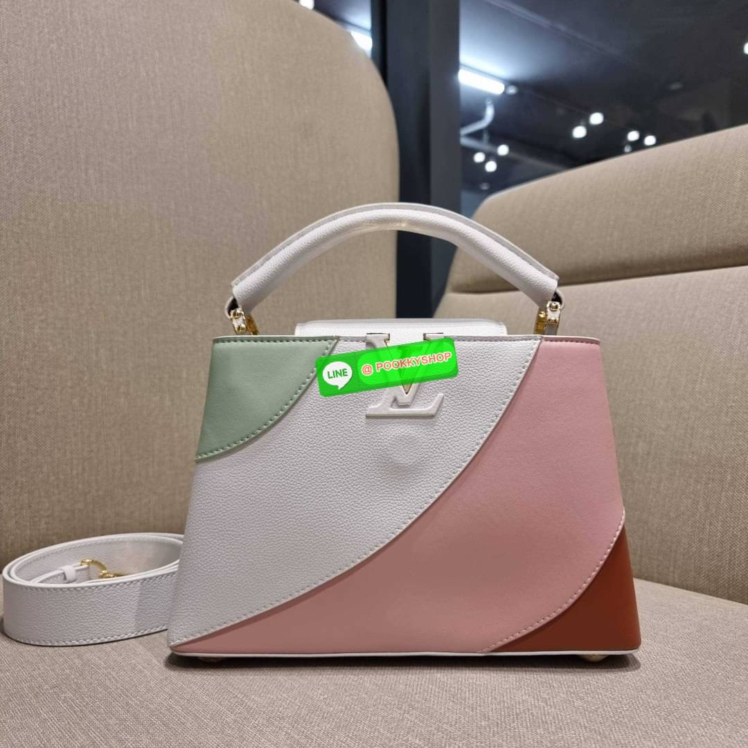 NEW IN!! LV capucines top handle วีไอพีพรีเมี่ยมกิ๊ฟจากเคาน์เตอร์ ที่สุดของความสวยในราคาเบาๆ กระเป๋าถือสุดหรู ดีไซน์ทรงคลาสสิค พร้อมลวดลายหรูหรา มาพร้อมหูจับในตัว ด้วยรูปทรงวินเทจและวัสดุหนังแท้ ขับผิว ทำให้ไอเท็มนี้สะกดทุกสายตาจริงๆ และยังมีลูกเล่นที่ฝาป