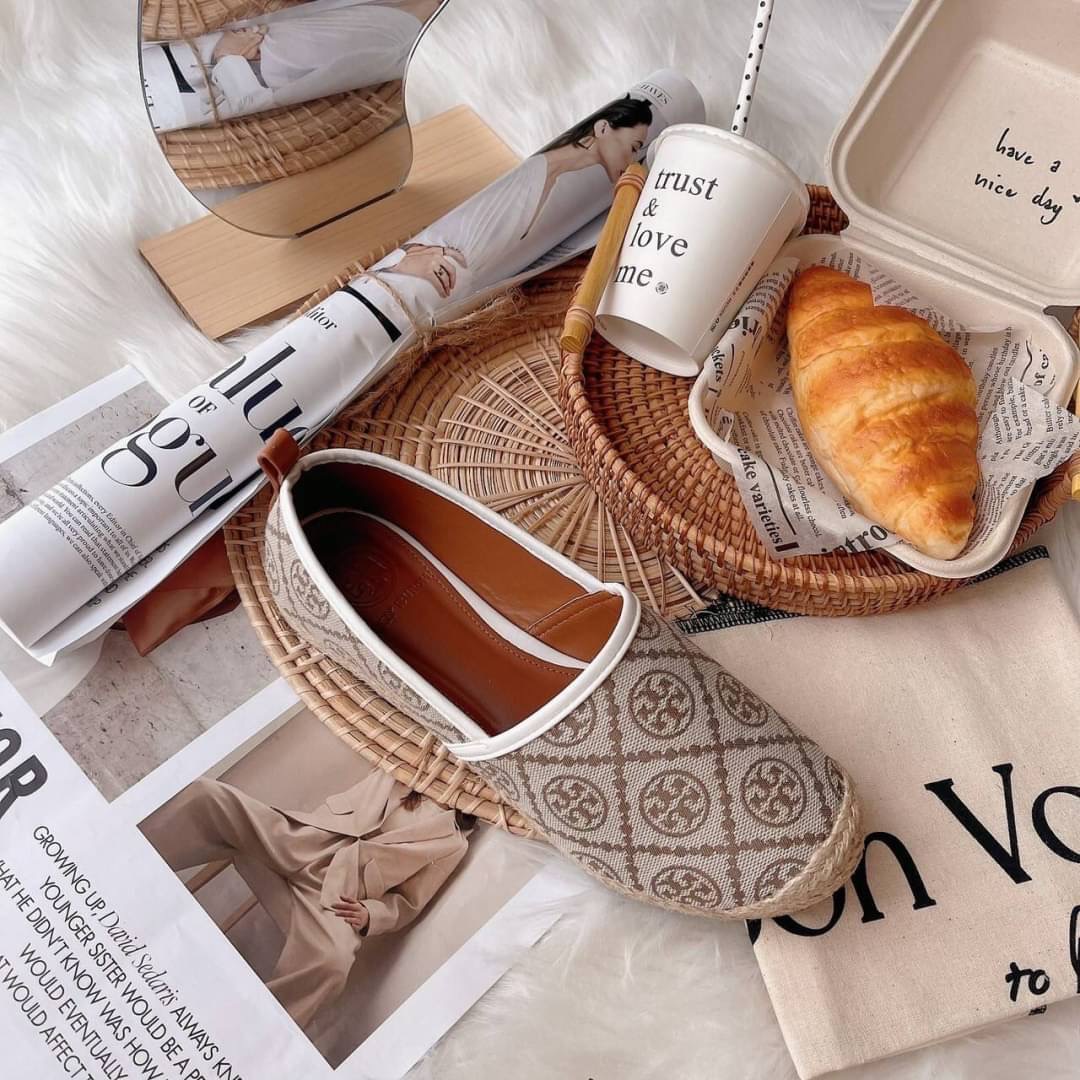 งานเข้าใหม่ เพิ่งเข้าเรยจร้า สีใหม่ รองเท้าผ้าใบ ทอรี่เบิร์ชโมโนแกรม ตัวใหม่ ล่าสุดปีนี้ แบบ คุณเบลล่า สวยค่ะ ผ้าทอสวย เหมือนแท้ พื้นปั้มแบรนด์