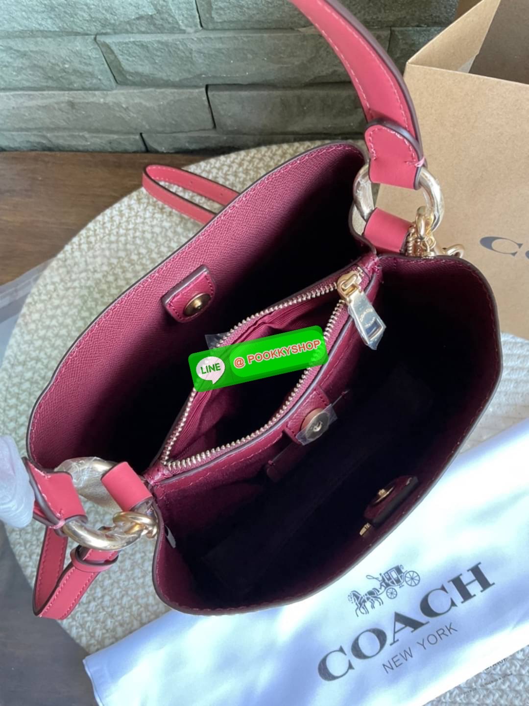 COACH SMALL TOWN BUCKET BAG IN SIGNATURE CANVAS รุ่น 2312 Collection บักเก็ตคลาสสิค รุ่นยอดนิยม กำลังมาแรงมากๆ กระเป๋าสะพายไหล่ และ Cross Body วัสดุหนังแคนวาสอย่างดี มาพร้อมสายสะพายสะพายไหล่ถอดออกไม่ได้ / สายสะพายยาว สายถอดออกได้ มี 3 ช่องใช้งาน