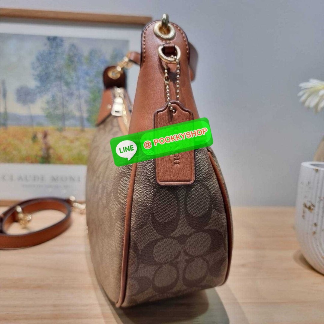 COACH CI791 MARA HOBO IN SIGNATURE CANVAS 🔆 Details รุ่นใหม่ พร้อมสีใหม่ก่อนใคร กับกระเป๋าสะพายทรงโฮโบ ใบใหญ่จุใจ ดีไซน์ออกมาให้รูปทรงดูหรู สุดพิเศษที่มีสายสะพายมาให้ถึง 2 แบบ เป็นสายสั้นสำหรับสะพายไหล่ และสายยาวสำหรับสะพายข้าง สามารถสลับใช้ได้ตาม