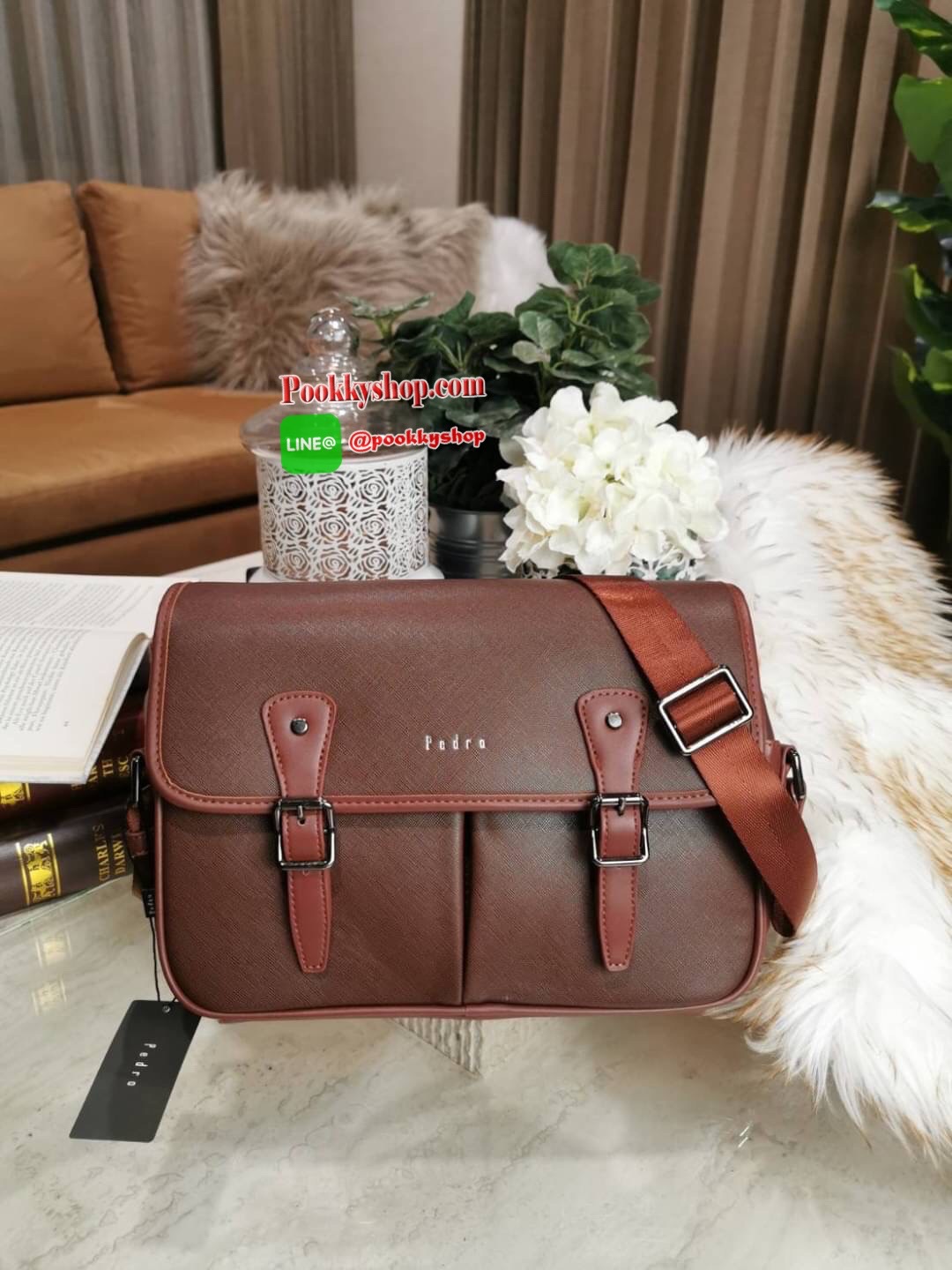 NEW ARRIVAL! PEDRO SAFFIANO MESSENGER BAG รุ่นใหม่ชนช็อปจาก Pedro แบรนด์ดังการันตรีคุณภาพด้วยเครือ Charles&Keith วัสดุหนัง Saffiano สวยหรูอยู่ทรงแข็งแรงไม่ย้วยเปิดปิดด้วยฝาปิดกระดุมแม่เหล็กพร้อมซิปด้านในสะดวกใช้ ด้านหน้าและด้านหลังยังมีช่องใส่ของ ขนาดกำลั