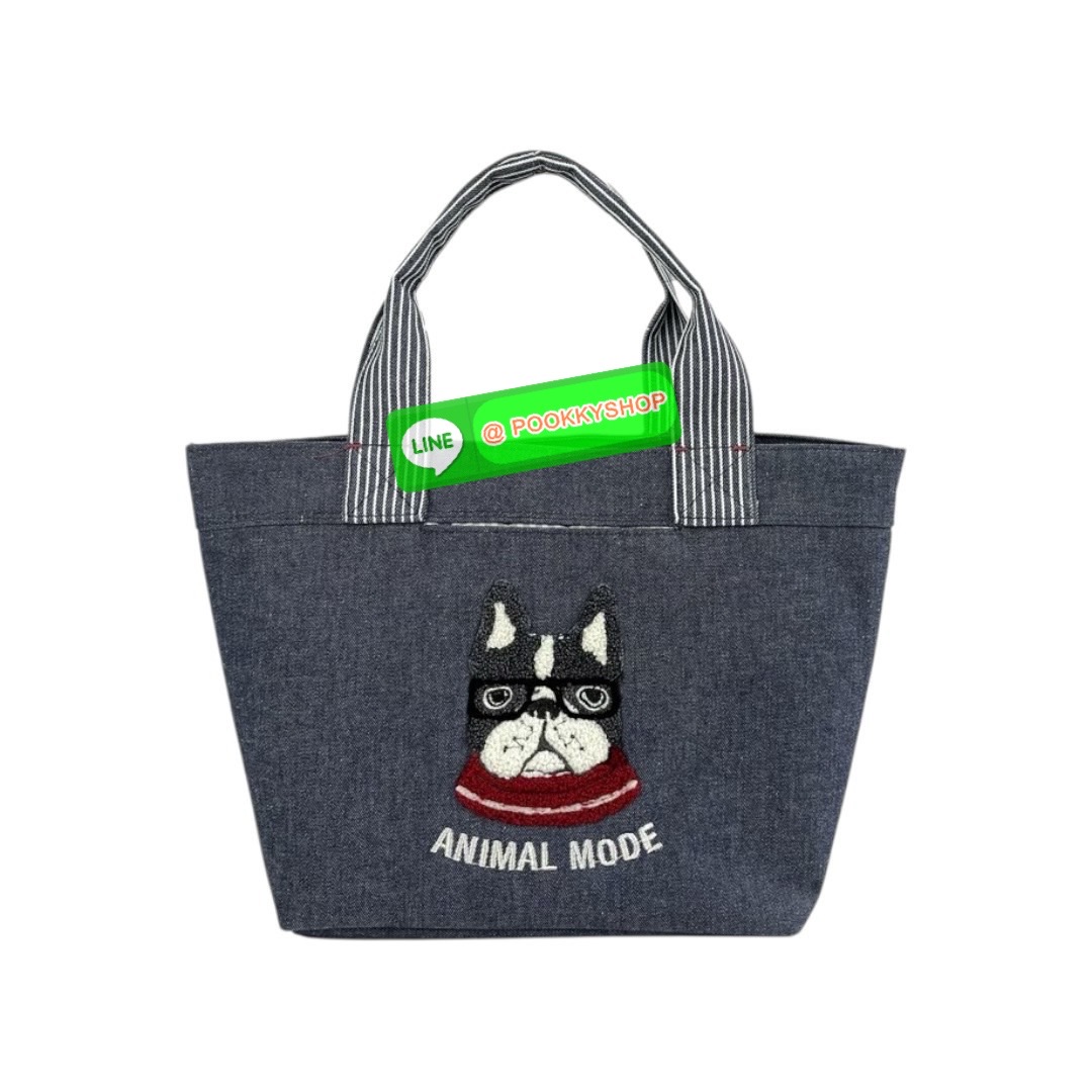 กระเป๋ามินิ Kusuguru Paulo Dyed Denim & Hickory ผ้าย้อมเส้นด้ายนี้มีเนื้อสัมผัสคล้ายผ้าเดนิม ต่างจากผ้าเดนิม ตรงที่ทนทานต่อสีตกและมีน้ำหนักเบา ลายปัก Sagara สามมิติอันโดดเด่นสะดุดตานั้นน่าประทับใจอย่างยิ่ง กระเป๋าใบนี้มีขอบกระเป๋าที่กว้างและขนาดที่ใช้งานง