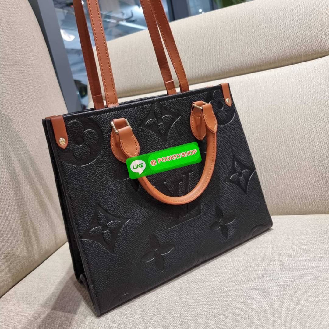 New arrival!! LV crossbody tote bag ดีไซน์สวยคม สมราคา ดูแพงไปอีก ด้วยดีเทลลายของหนัง crossgrain กระเป๋าทรงโท้ทจากเคาน์เตอร์ dutyfree คลาสสิค ผู้ดียืนหนึ่ง โทนสีใช้งานง่าย แมทช์ได้ทุกลุค มาพร้อมหูจับในตัว แบบหูหิ้ว และหูยาวสำหรับสะพายไหล่ เก๋มาก ชิคมาก ภา