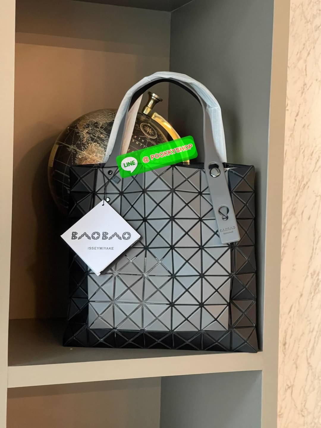 Baobao Issey Miyake Prism Kangaroo tote bag กระเป๋าถือทรงโท้ทที่ประดิษฐ์ขึ้นอย่างเชี่ยวชาญในญี่ปุ่น มาพร้อมแผงเรขาคณิตสำหรับการออกแบบที่ได้รับแรงบันดาลใจจากกระดาษพับ ซิลลูเอทอันเป็นเอกลักษณ์นี้ปิดท้ายด้วยสายรัดแบบอสมมาตร มีการพัฒนาโครงสร้างทรงสามเหลี่ยมเพ