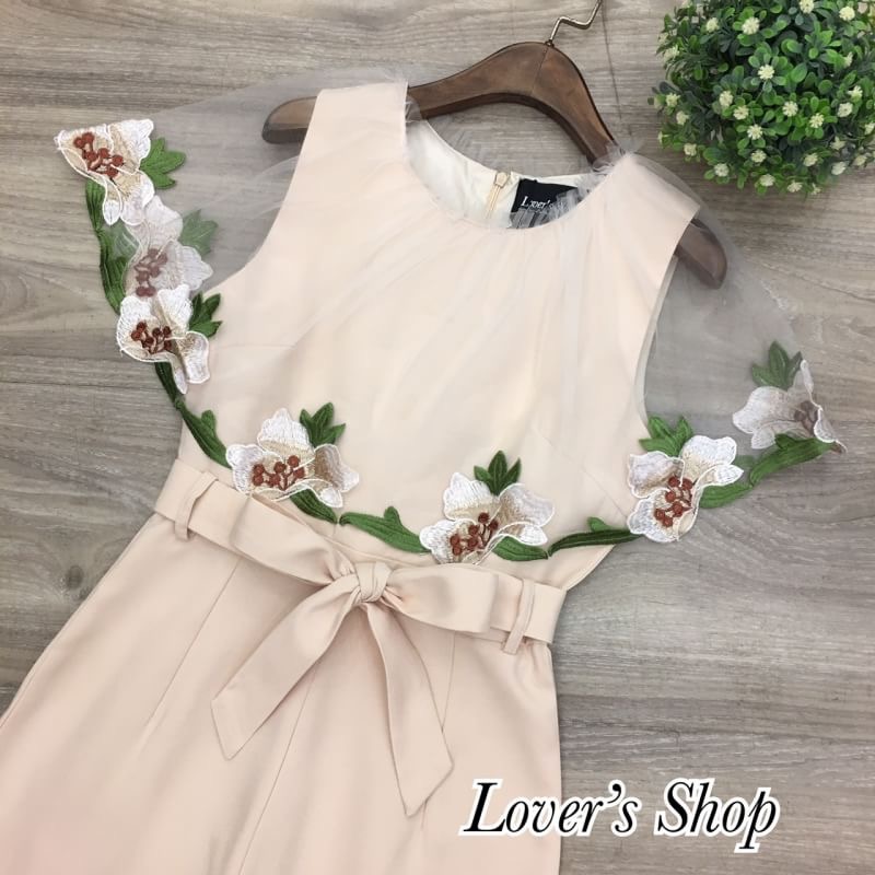 Lover's Shop Teg : Lover’s Shop Brand : - Detail : น่ารักน่าเลิฟ จั้มสูทแนวสาวหวาน ใส่แล้วดูไฮโซมีตังค์ค่ะ ดีเทลแต่ระบายผ้ามุ้งทอลายดอกไม้ ผ้ามุ้งนุ่มไม่คันแน่นอนค่ะ งานมีซับในอัดกาวอย่างดี งานซิบหลัง มีเชือกผูกเอว ทรงสวยเป๊ะ เป้าไม่รั้งแน่นอนค่ะ งาน