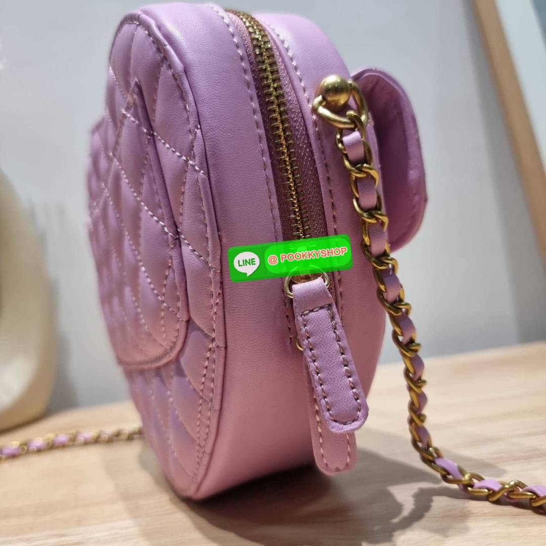 สวยมาก มงลงมาก!! พรีเมี่ยมกิ๊ฟ Chanel vip สุดพิเศษจากเคาน์เตอร์ duty free กระเป๋าสะพายสุดคิ้วท์ ที่ดีไซน์รูปทรงหัวใจไม่ซ้ำใคร น่ารักทุกสี น่าใช้ไปเลยแม่!! วัสดุหนังแกะฟอกสี เปิด-ปิดด้วยซิป ด้านหน้ามีช่องเก็บของจุกจิก ภายในเป็นช่องโล่ง ใส่มือถือ ใส่กระเป๋า