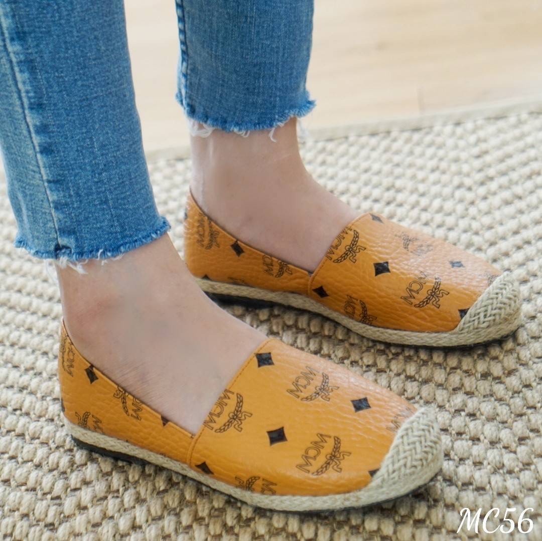 พร้อมส่ง รองเท้าผ้าใบM ซี M ทรงสลิปออน แบบสวม งานหนังPU แท้ นิ่มมาก สกรีนโลโก้ชัด ด้านใน ซับหนังกำมะหยี่ นุ่มมาก ทรงสวย ใส่สบายยย ตัวส้นหนา1นิ้ว งานสวยมาก เก็บหน้าเท้าได้ดี งานปั้มแบรนด์ กล่องเรียบ