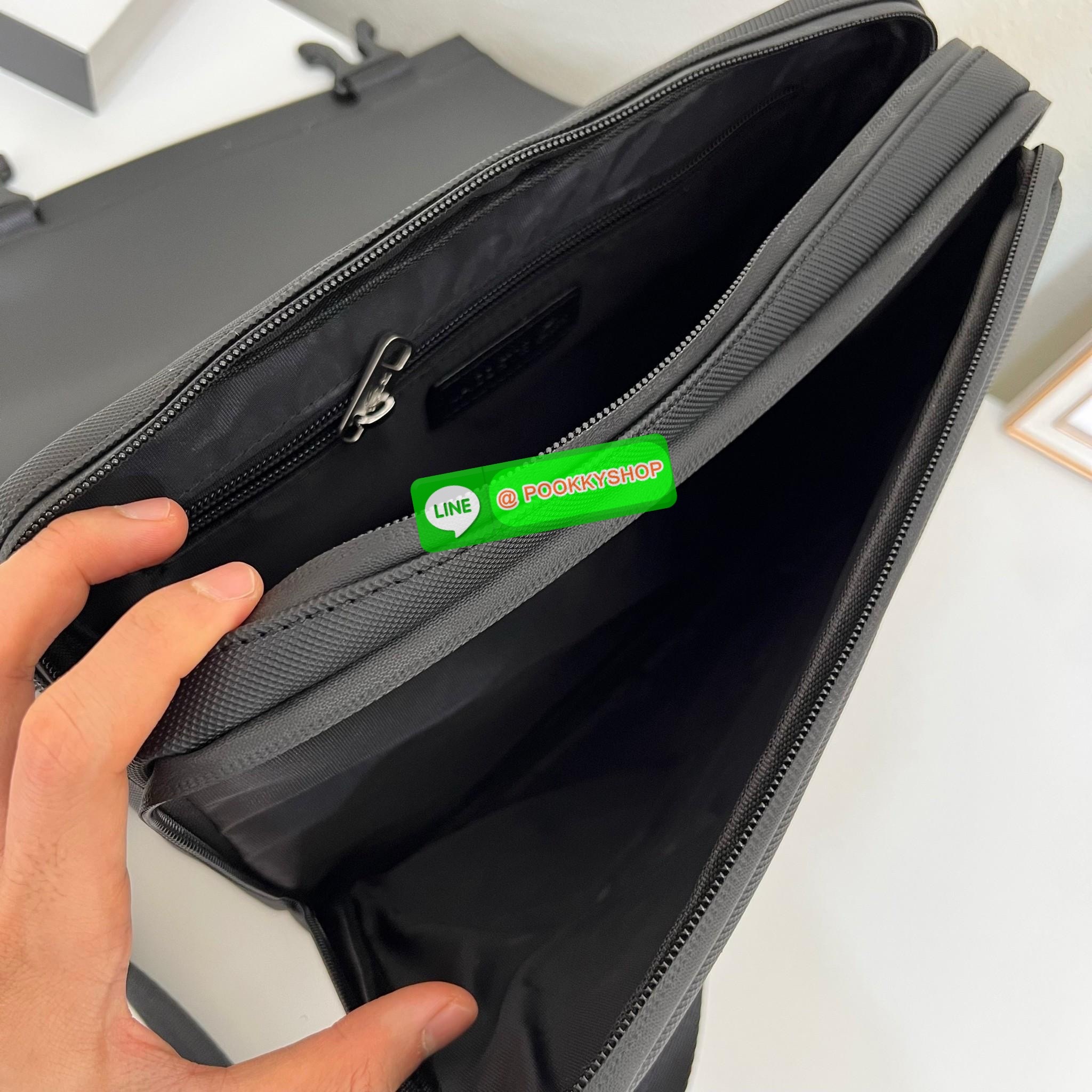 Men's L.12.12 Clipped Flap Adjustable Shoulder Strap Small Pouch วัสดุ PVC คุณภาพดีตามแบบฉบับแบรนด์ น้ำหนักเบา กันน้ำ ด้านหน้ามีโลโก้เหล็ก ฝาเปิดปิดด้วยคลิปล๊อค 2 ด้าน ช่องหลัก ด้านในมีช่องซิปพร้อมหัวซิปแบรนด์ ใส่กระเป๋าสตางค์ใบยาว ipad มือถือ ของจุก