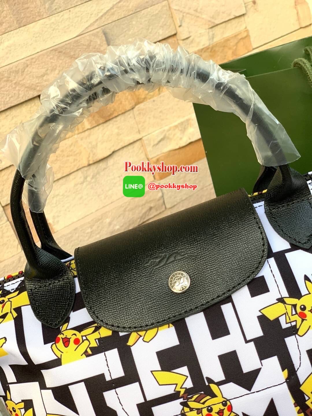 LONGCHAMP X POKÉMON SHOULDER BAG เพราะรู้ว่า &quot;เลอ ปลิยาจ&quot; (Le Pliage) เป็นกระเป๋าไอคอนิคยอดนิยมของคนทุกเพศทุกวัย ไม่ว่าจะเป็นคนธรรมดาหรือเซเล็บ ลองฌอมป์ก็เลยจัดให้ &quot;ปิกาจู&quot; ไปวิ่งเล่นอยู่บนกระเป๋าที่ออกมาเป็นซีรีส์ซะเลย และยังคงความ Le