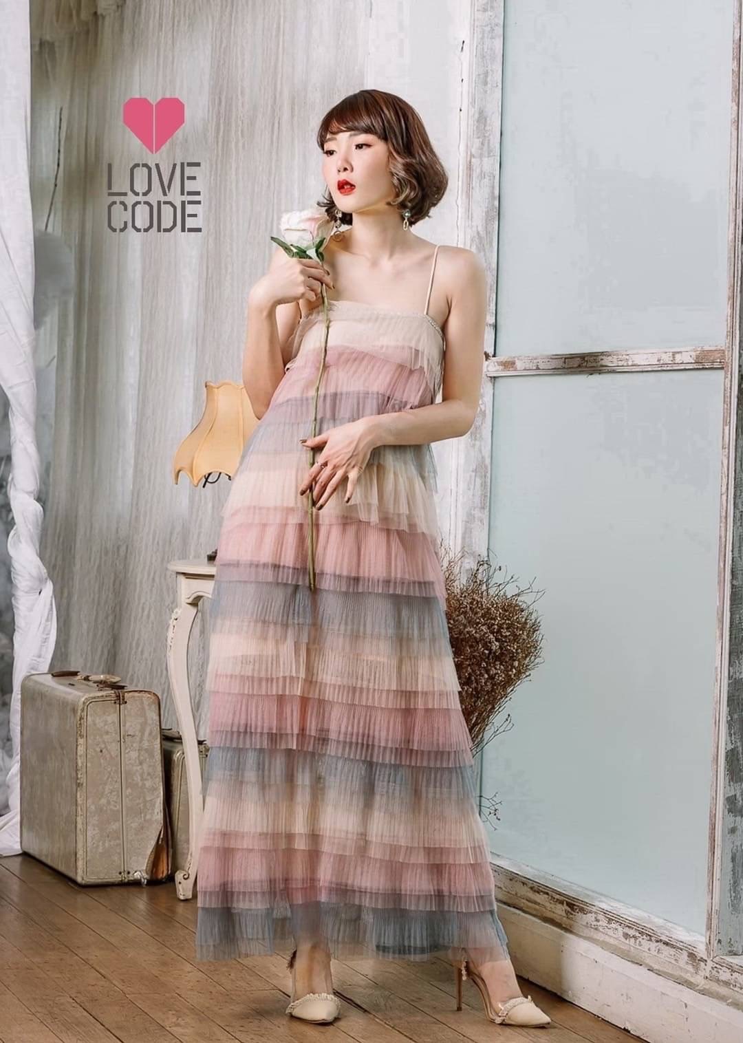เดรสสายเดี่ยวยาวผ้ามุ้งอัดพลีทเนื้อดีเย็บระบายชั้นสลับสีโทนสีพาสเทล มีซับในสีขาวครึ่งตัว เป็นเดรสใส่เที่ยวคาเฟ่ได้ความสวยหรูสีสันสดใส หรือจะใส่ Mix & Match กับกางเกงยีนนส์ก็ได้ค่ะ