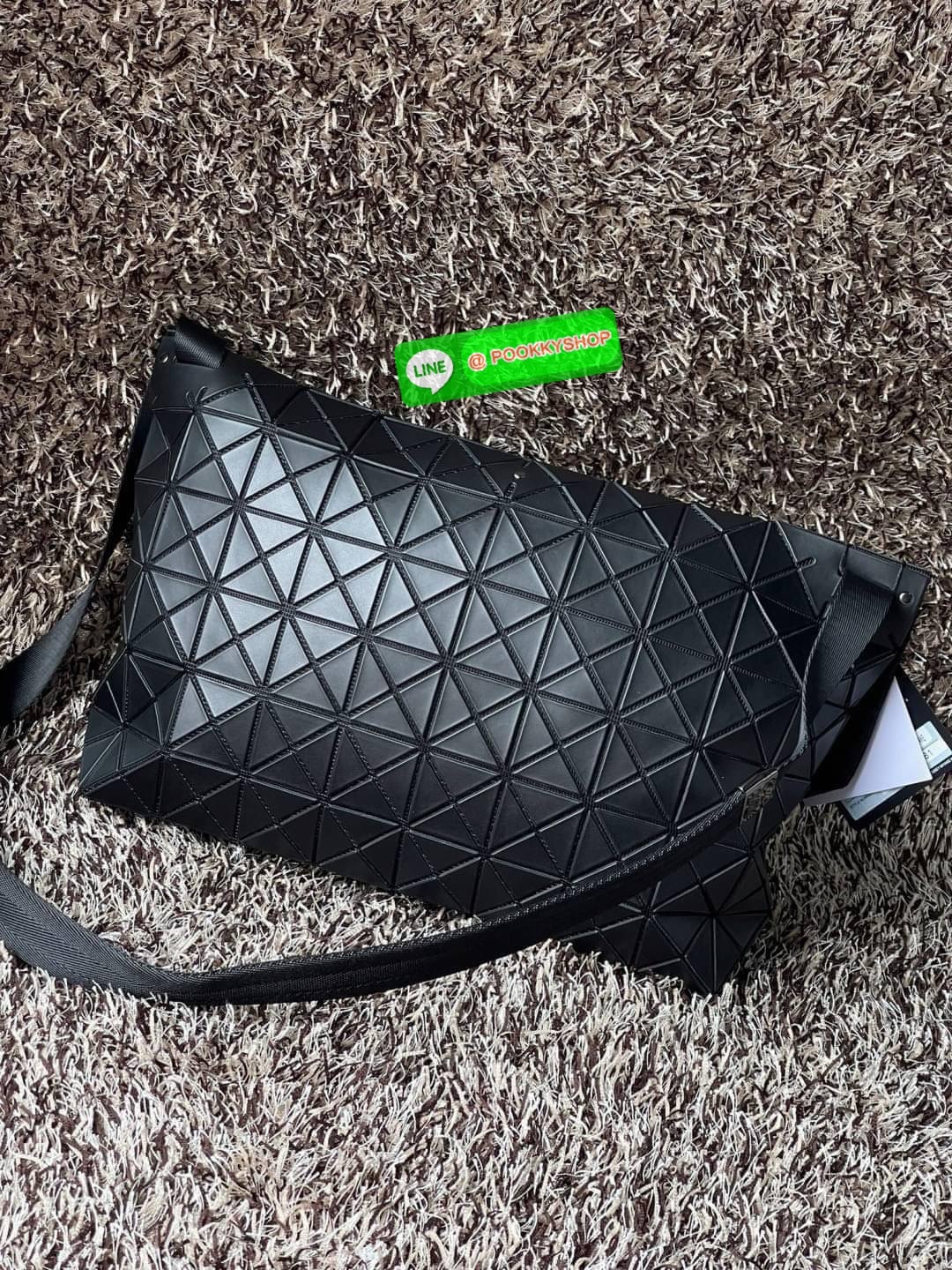 💕Baobao Issey Miyake Prism Sac ชาวมินิมอลทั้งชายและหญิงต้องถูกใจรุ่นนี้ เพราะ Prism Sac เป็นกระเป๋าแบบ unisex ที่มาพร้อมกับความเรียบง่ายของวัสดุเนื้อแมตต์ แต่ให้ลุคสไตล์เท่แบบคูลๆ โดดเด่นด้วยดีไซน์ที่ออกแบบมาให้ใช้งานที่ง่าย ตอบโจทย์ทุกสถานการณ์ฝา