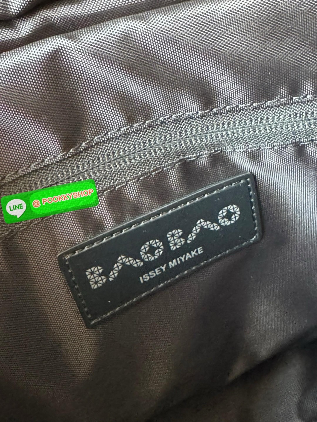 💕Baobao issey miyake Sling shoulder bag ดีไซน์เอกลักษณ์เฉพาะตัว ใส่ของได้เยอะ ช่องกระเป๋าเป็นระเบียบ โดยโดดเด่นด้วยแผ่นรูปสามเหลี่ยมอันเป็นซิกเนเจอร์ในการจัดเรียงสลับกัน รุ่นนี้ยังมีจุดเด่นในเรื่องคุณสมบัติการใช้งาน ภายในมีช่องบุหนาสำหรับใส่โน้ตบุ