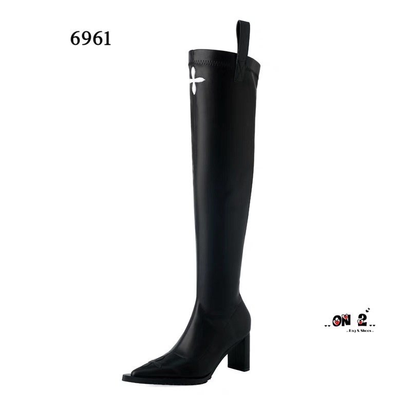 รองเท้าบูทข้อสูง ลุคสนามบิน ซีซั่นนี้คือของที่ต้องมีค่าาหนังนิ่มการตัดเย็บเนียบ ใส่ง่ายการดีไซน์ทรงส้นสูงดูเก๋ งานดีมากกันน้ำ กันฝน ใส่เดินลุยหิมะ ใส่เช็คอินที่เที่ยวสวยๆเริ่ดมาก สาวสายแฟต้องไม่พลาดจ้า