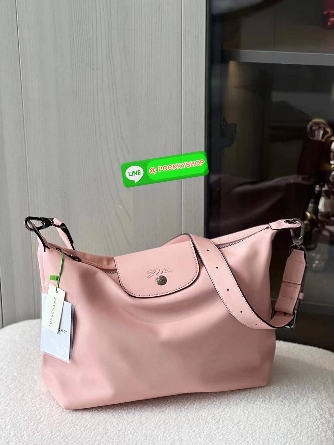 LONGCHAM LE PLIAGE XTRA Hobo bag M กระเป๋าสะพายไหล่ HOBO ออกแบบเพื่อให้ดูเรียบหรูหรา มีความสง่า รูปทรงเก๋ไก๋ วัสดุหนังแกะนิ่มมือ สายสะพายไหล่ปรับระดับได้และถอดออกถือได้ เปิด- ปิด ด้วย ซิป ภายใน ช่องโล่งกว้าง มีช่องซิปแยก ใบใหญ่สามารถใส่ของได้เยอะคะ